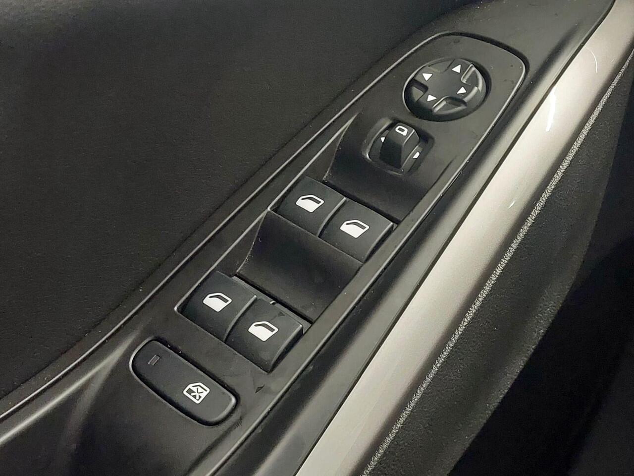 Opel Grandland 1.2 Turbo 130PK Elegance 10.000KM!!! BTW Auto | Climate Control | AGR-Sportstoelen | Stuurverwarming + Stoelverwarming+ voorruitverwarming | Navigatie By App| Apple Car play/Android Auto | |Cruise | 17"LM-Velgen | PDC | LED Verlichting | Digitaal Dashboa