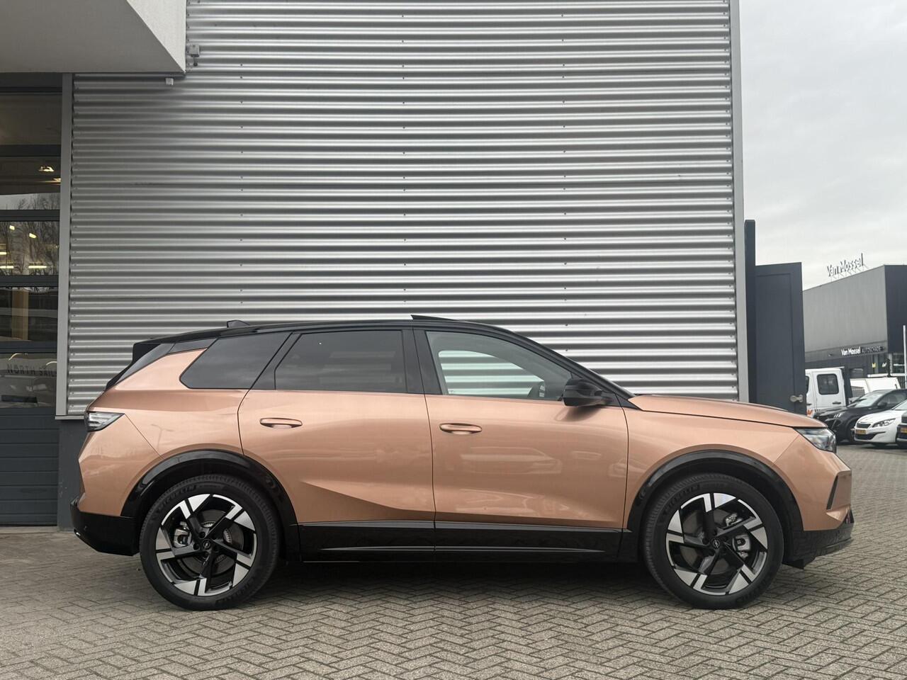 Opel Grandland Electric GS 73kWh 210pk | FOCAL | 360° CAMERA | NAVI | ELEKT. ACHTERKLEP | AGR STOELEN | PANO DAK |