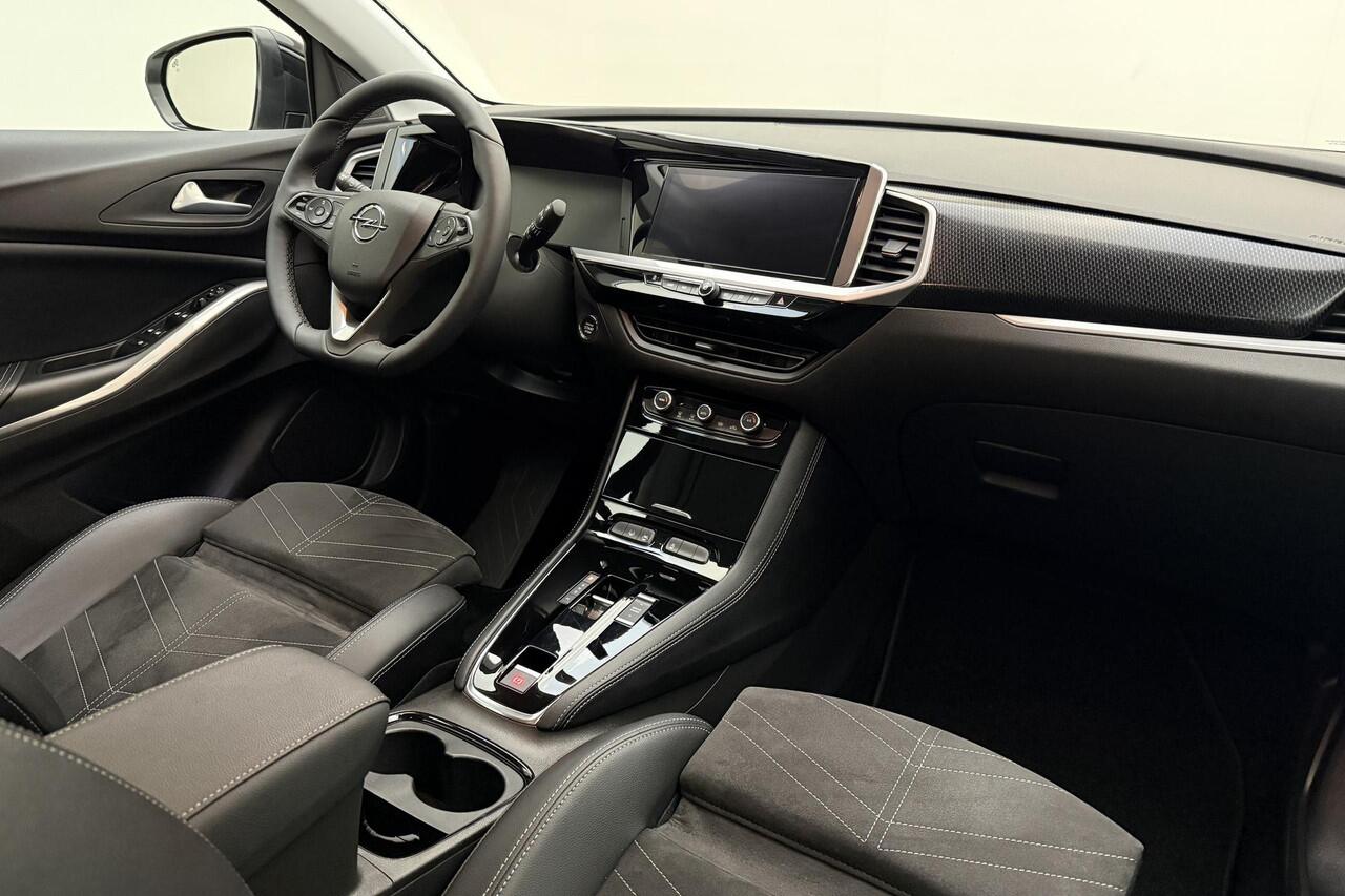 Opel Grandland 1.2 Turbo 130pk Automaat Ultimate | Navigatie | Alcantara bekleding | Elektrische achterklep | Stoel- en stuurverwarming | Climate control | Cruise control | Zwart dak