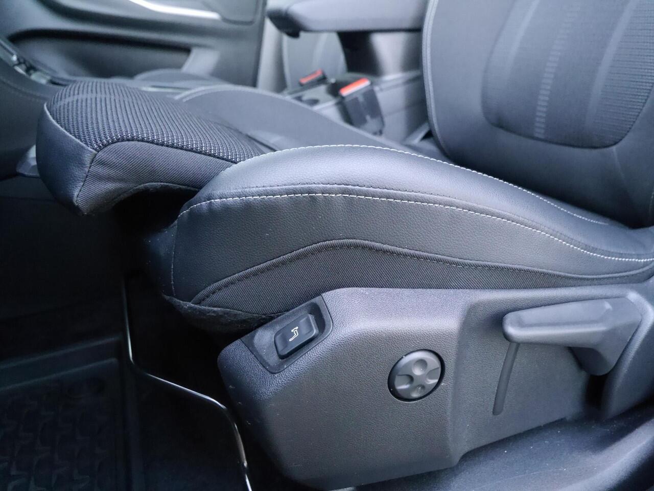 Opel Grandland 1.2 Turbo GS Black Pack | Automaat | Stoel en stuurverwarming | Navigatie | Achteruitrijcamera | Comfort stoelen | Adaptive cruise control | Parkeersensoren voor en achter | Led verlichting | Climate control