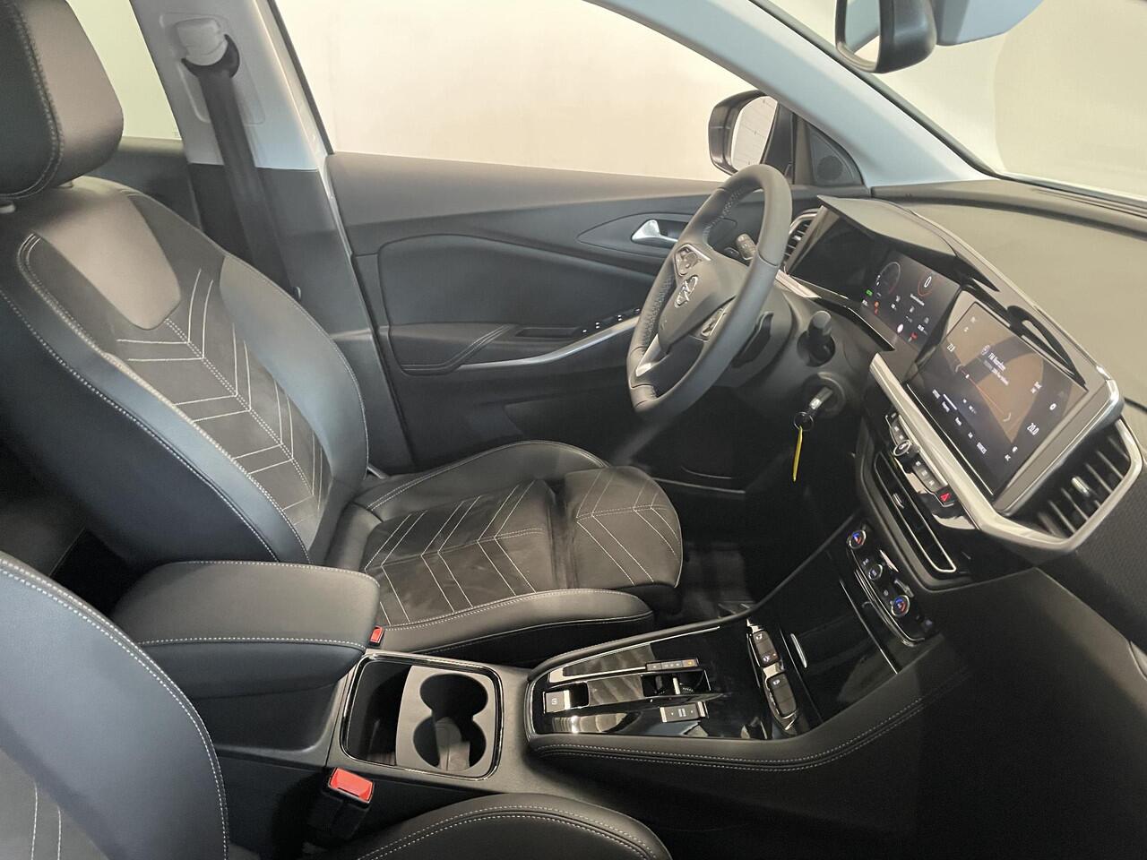 Opel Grandland 1.2 Turbo GS Auto. Navigatie Apple Carplay/Android Auto Camera Parkeersensoren achter Cruise Control Dodehoek assistent Stoel- en stuurverwarming Lichtmetalen velgen Virtual Cockpit Climate Control