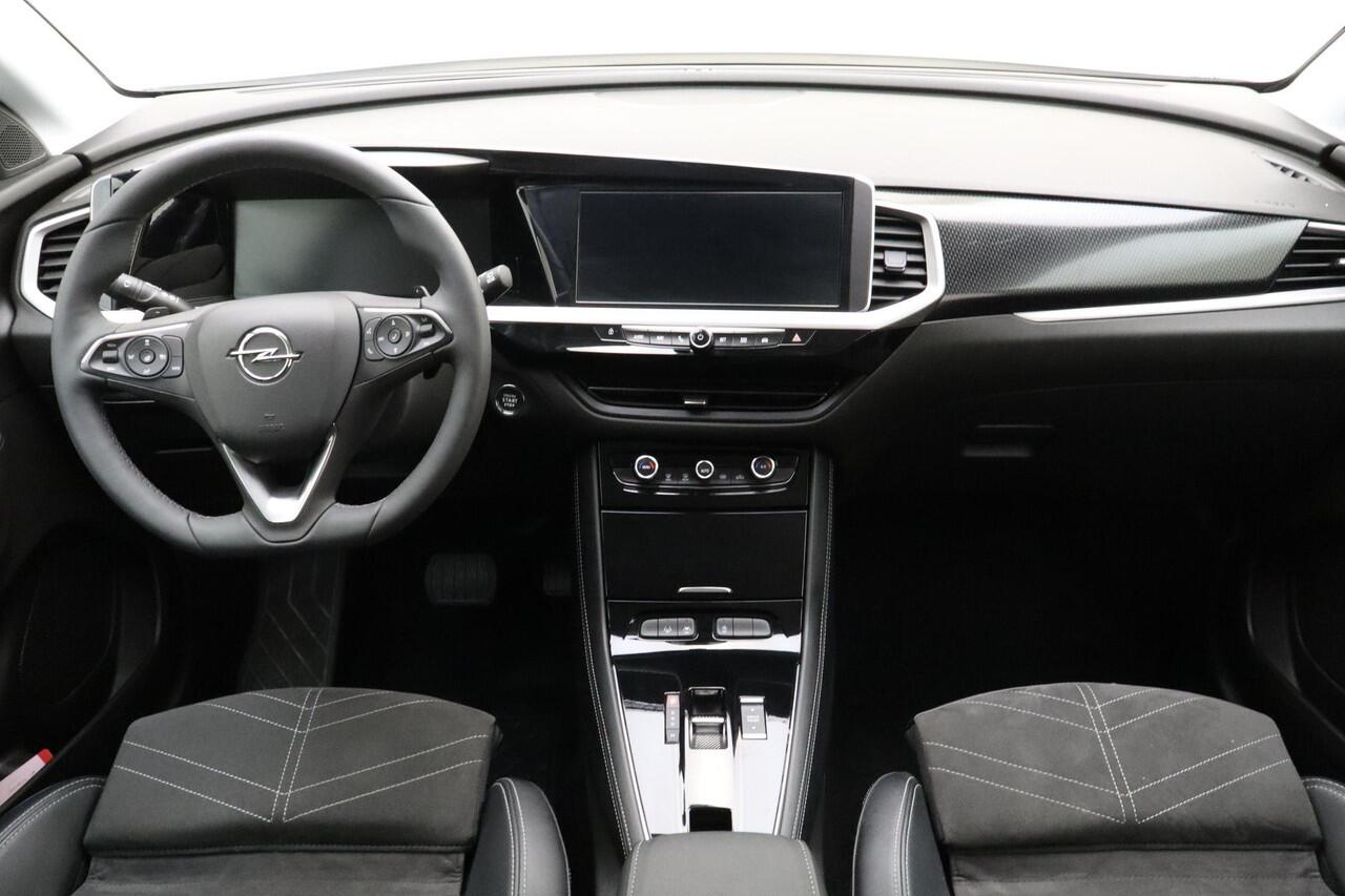 Opel Grandland 1.2 Turbo Ultimate Automaat | Navigatie | Elektrische Achterklep | Stoelverwarming | Climate & Cruise Control | Alcantara bekleding | Zwart dak | Lichtmetalen velgen