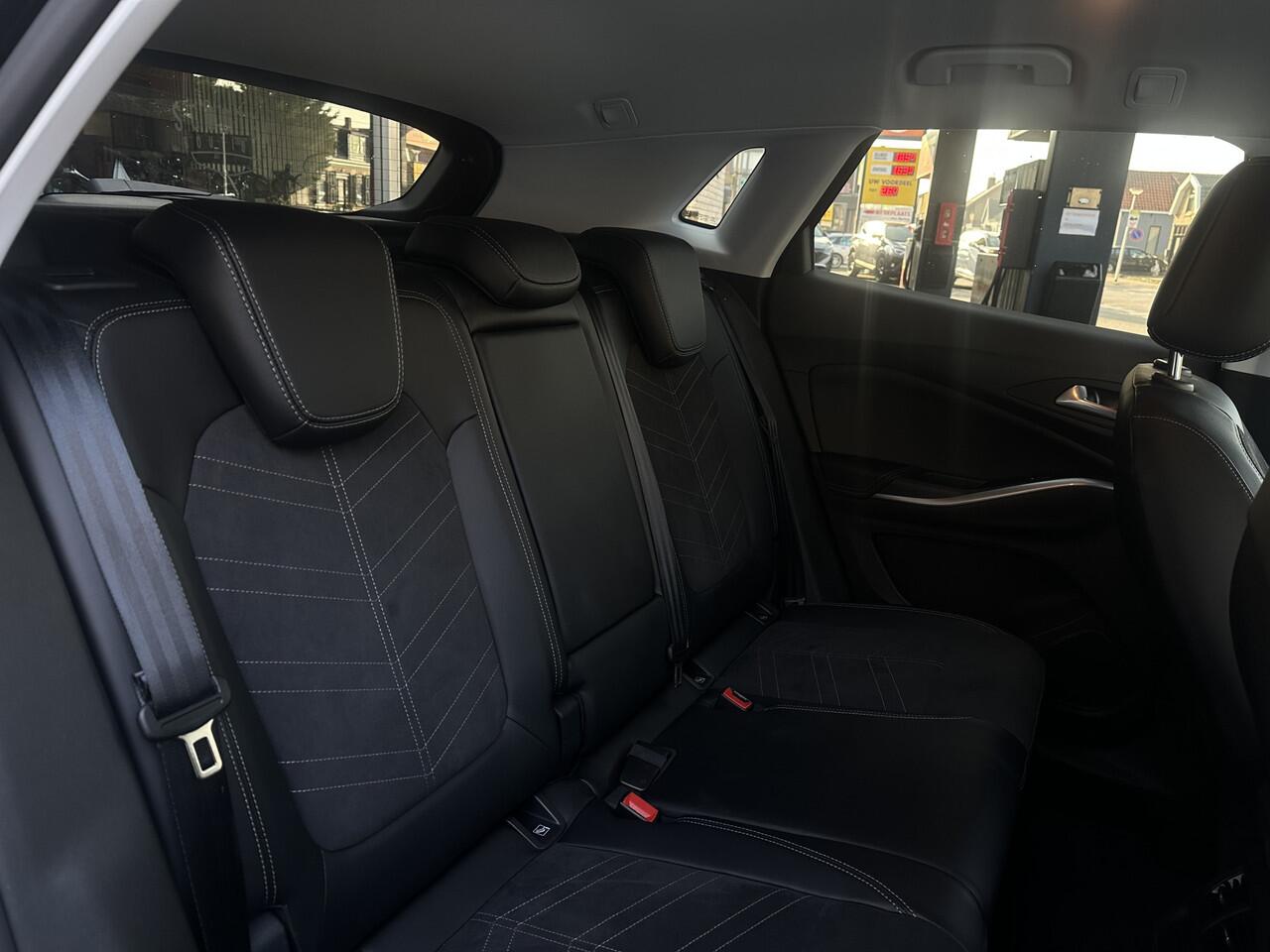 Opel Grandland 1.2 Turbo Elegance Automaat Stoel + stuurverwarming/Dodehoek sensor/Zelf inparkeren