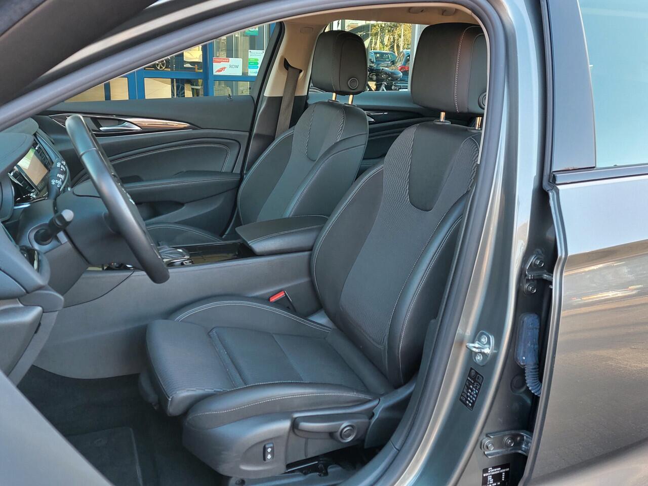 Opel INSIGNIA Sports Tourer 1.6 Turbo 200pk Automaat Business Executive | Navi | Apple Carplay+Android Auto | Clima | Cruise | Keyless Entry | Pdc V+A+Camera | Dodehoek+Rijstrooksensor | 18''lm | Trekhaak