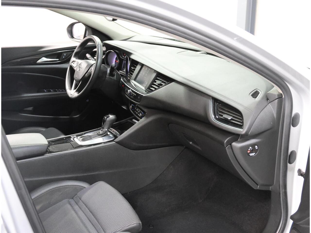 Opel INSIGNIA ST 165PK Turbo Innovation | AppleCarplay/AndroidAuto | Climate Control | Adaptive Cruise Control | Camera | AGR stoelen | Electrische achterklep | matrix LED | AUTOMAAT | Parkeersensoren | Privacy Glass | Isofix |