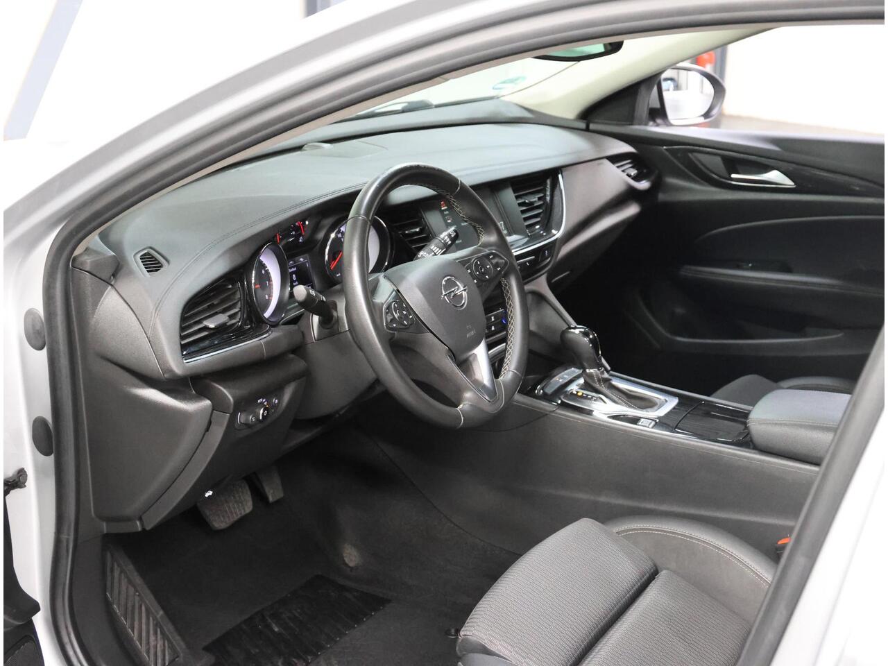 Opel INSIGNIA ST 165PK Turbo Innovation | 1ste eigenaar | AppleCarplay/AndroidAuto | Climate Control | Adaptive Cruise Control | Camera | AGR stoelen | Electrische achterklep | matrix LED | AUTOMAAT | Parkeersensoren | Privacy Glass | Isofix |