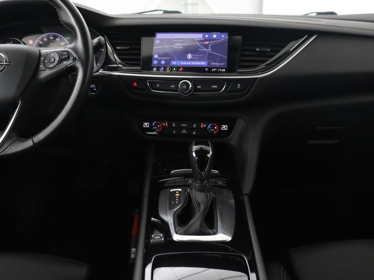 Opel INSIGNIA Sports Tourer 1.5 Turbo Business Executive | Leder | Trekhaak | Stoelverwarming | Camera | DAB | Carplay | Elektrische achterklep | LED