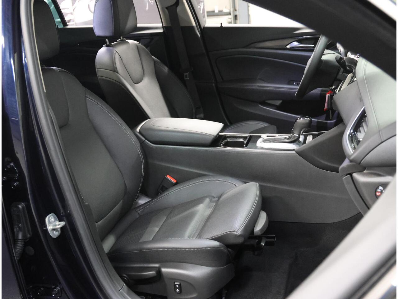 Opel INSIGNIA Grand Sport 165PK Executive | AUTOMAAT | AppleCarplay/Android Auto | Navigatie | LEER | Verwarmde Stoelen | Dodehoek Detectie | Parkeersensoren | Climate Control | Adaptive cruise control |