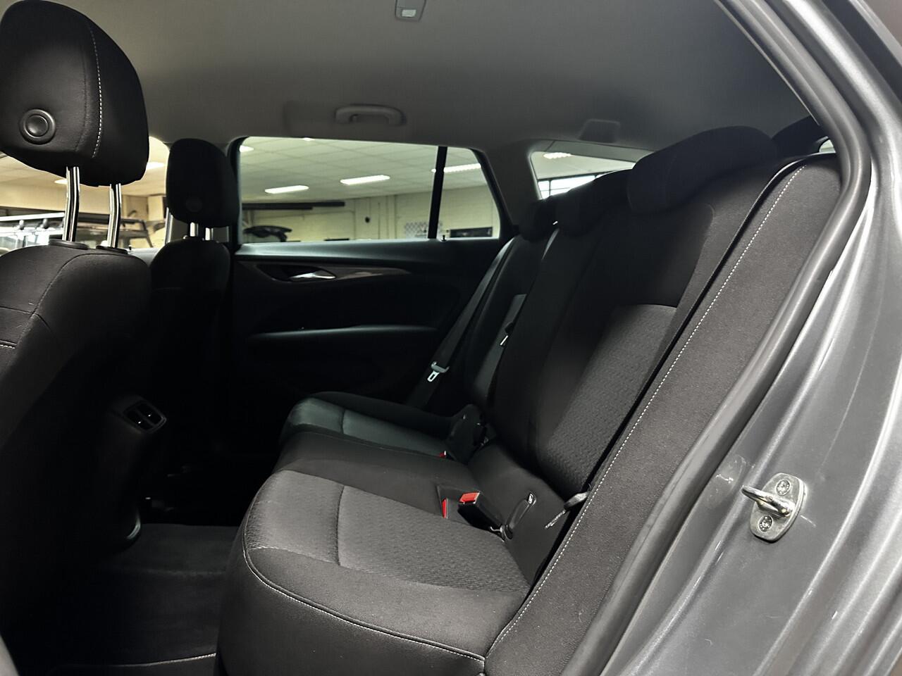 Opel INSIGNIA Sports Tourer 1.5 Turbo Edition/ 141pk/ Trekhaak/ Stoel + Stuurverw./ Apple + Android/ Camera/ 17'' LMV/ Lane-Assist./ Voorruitverw./ Dode-Hoek DET./ DAB+/ Grootlicht Assist./ Extra getint glas.