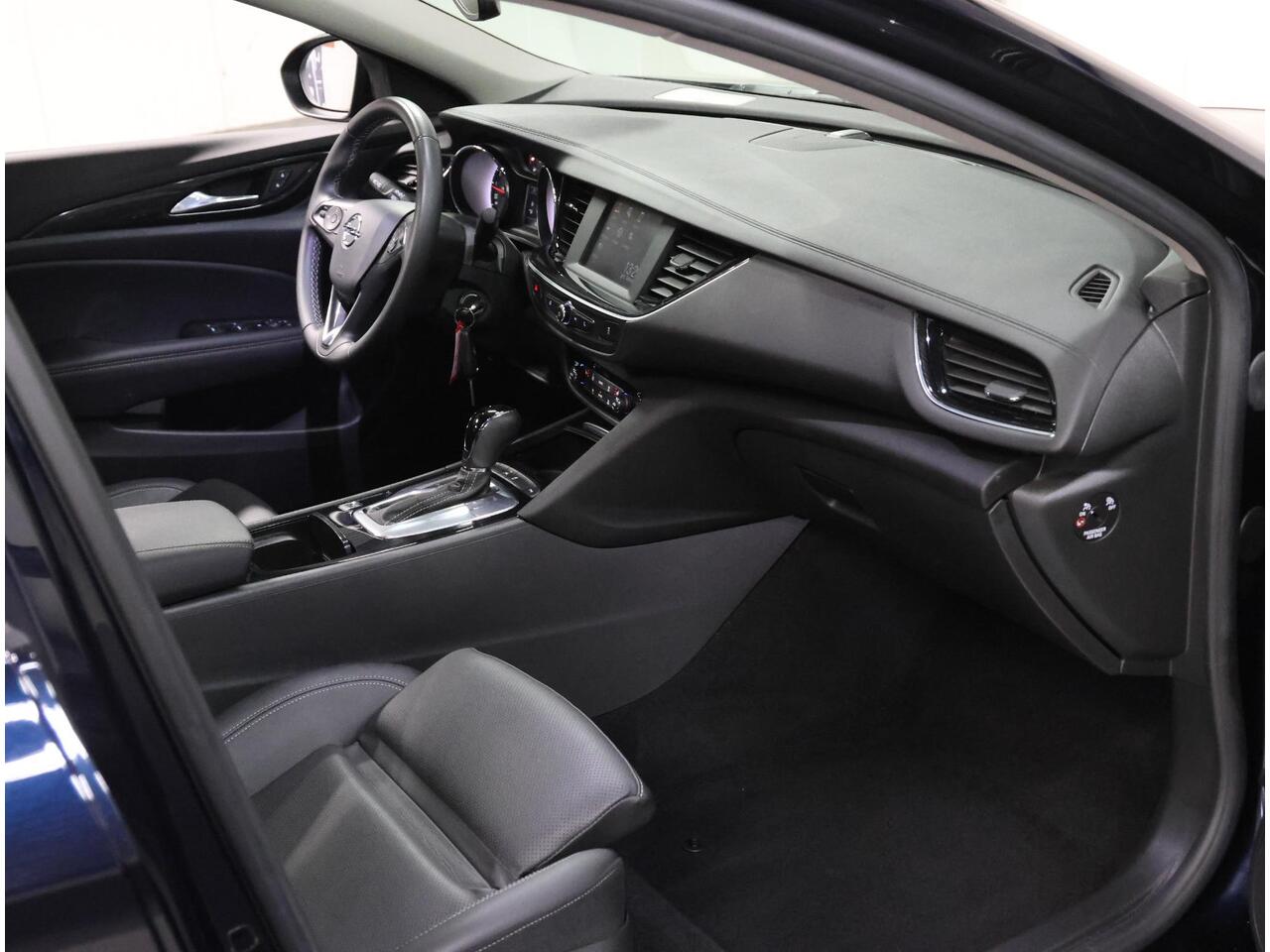 Opel INSIGNIA Grand Sport 165PK Executive | AUTOMAAT | AppleCarplay/Android Auto | Navigatie | LEER | Verwarmde Stoelen | Dodehoek Detectie | Parkeersensoren | Climate Control | Adaptive cruise control |