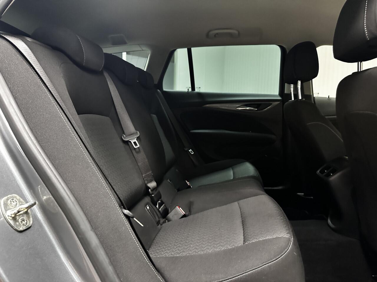 Opel INSIGNIA Sports Tourer 1.5 Turbo Edition/ 141pk/ Trekhaak/ Stoel + Stuurverw./ Apple + Android/ Camera/ 17'' LMV/ Lane-Assist./ Voorruitverw./ Dode-Hoek DET./ DAB+/ Grootlicht Assist./ Extra getint glas.