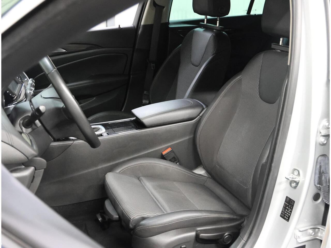 Opel INSIGNIA ST 165PK Turbo Innovation | 1ste eigenaar | AppleCarplay/AndroidAuto | Climate Control | Adaptive Cruise Control | Camera | AGR stoelen | Electrische achterklep | matrix LED | AUTOMAAT | Parkeersensoren | Privacy Glass | Isofix |