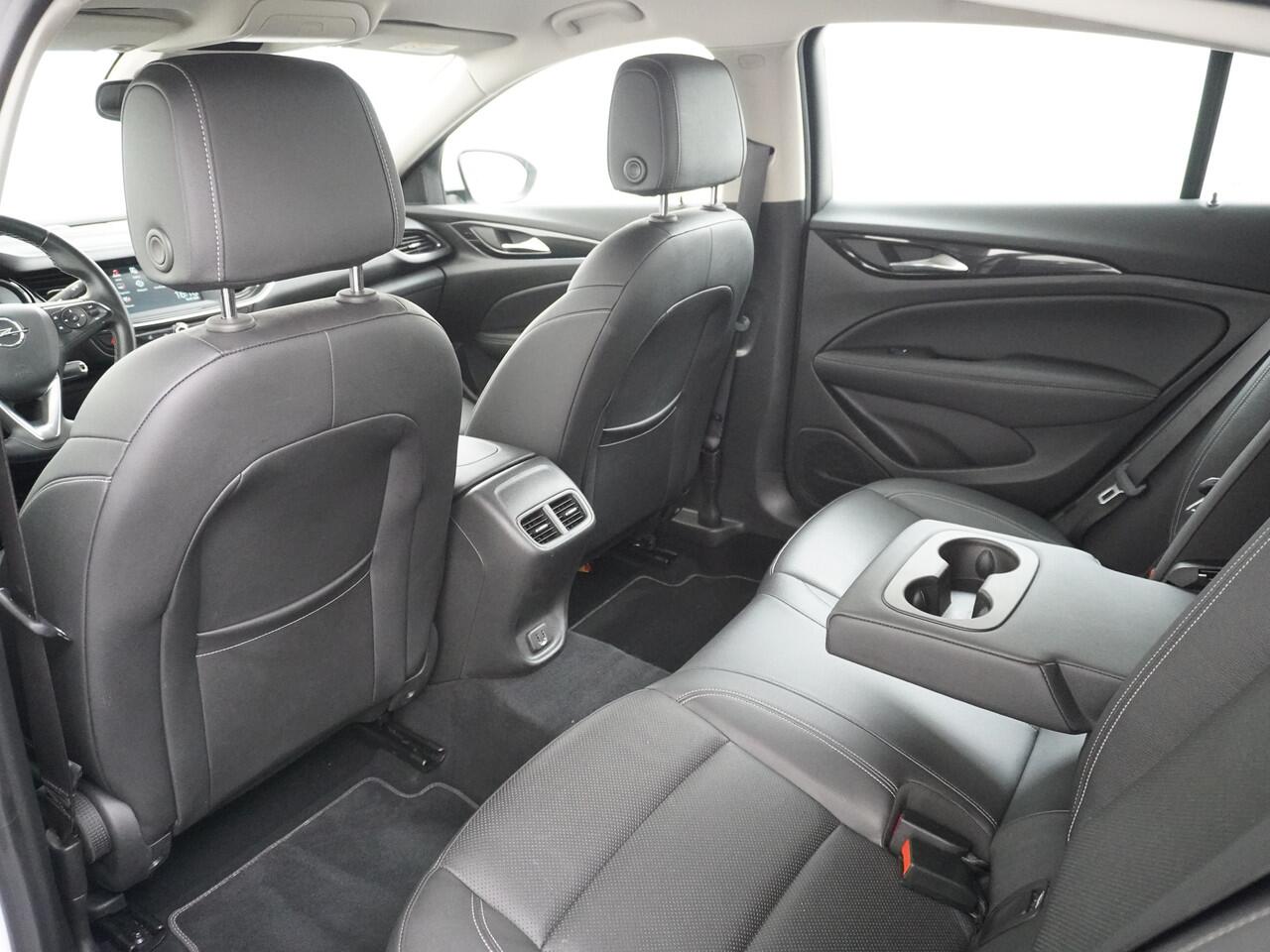 Opel INSIGNIA Grand Sport T165PK Leer Camera Navi Apple Carplay Android PDC-a+v Trekhaak LED-v+a Ecc Cruise Control AGR-Comfort Stoelen Verwarmd Business Executive Regen-Lichtsensor Sensor dodehoek Verkeersbordlezer Rijstrooksensor 1e Eigenaar