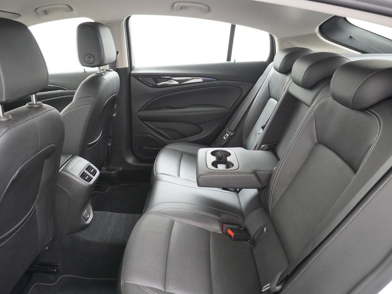 Opel INSIGNIA Grand Sport 1.5T 165PK Leder AGR-Comfort Stoelen Camera Navi Apple Carplay Android Pdc Trekhaak LED Ecc Cruise Control Business Executive Regen-Lichtsensor Sensor dodehoek Verkeersbordlezer Rijstrooksensor 1e Eigenaar Origineel Nederlandse Auto