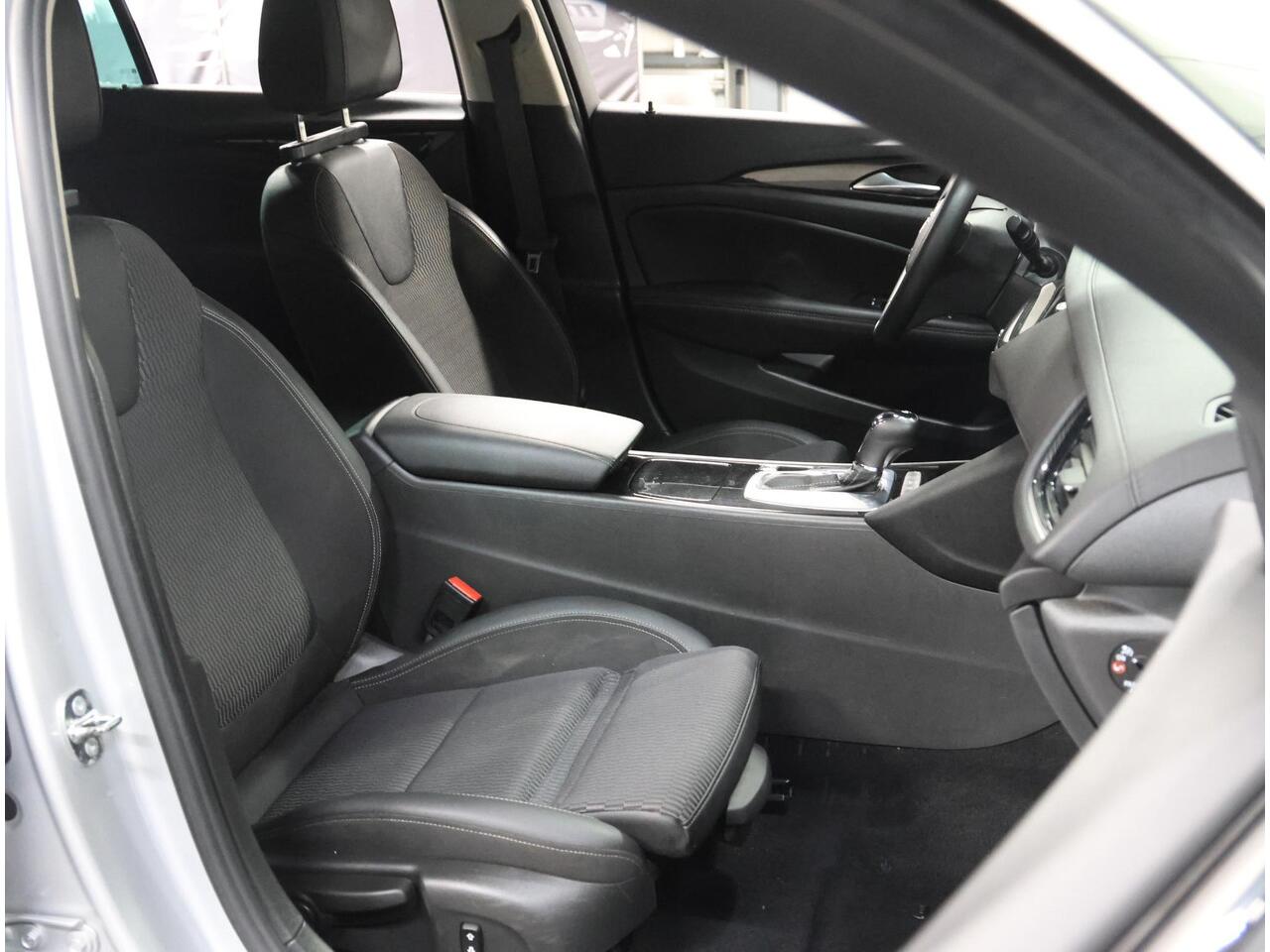 Opel INSIGNIA ST 165PK Turbo Innovation | 1ste eigenaar | AppleCarplay/AndroidAuto | Climate Control | Adaptive Cruise Control | Camera | AGR stoelen | Electrische achterklep | matrix LED | AUTOMAAT | Parkeersensoren | Privacy Glass | Isofix |