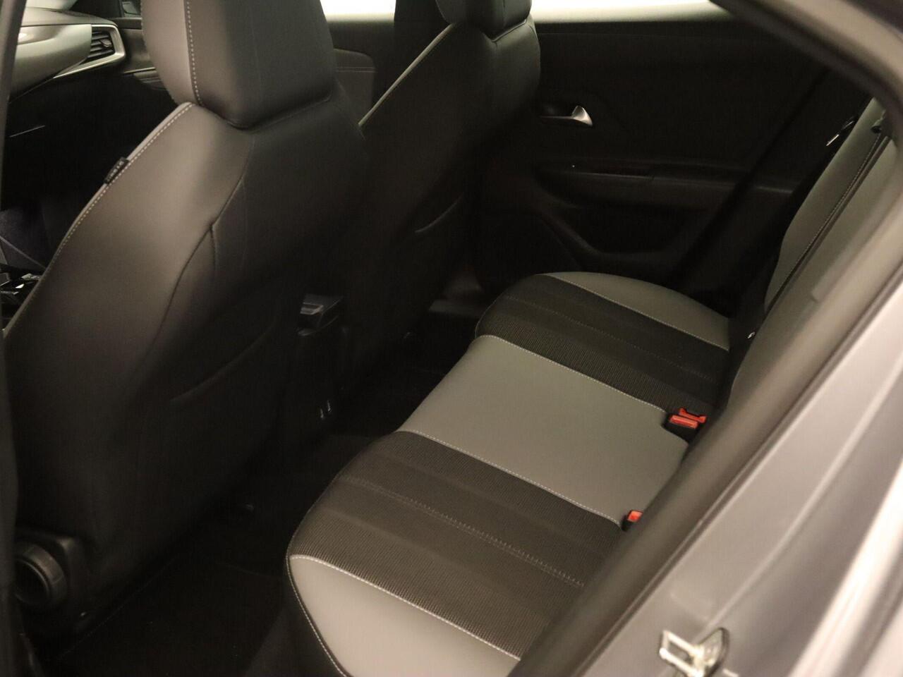 Opel MOKKA Mokka-e Level 3 50 kWh - SOH 99,8 % !!- NAVIGATIE - PARKEERSENSOREN VOOR/ ACHTER - TWO TONE LAK - 17 INCH LICHT METALEN VELGEN - DODEHOEK DETECTIE - KEYLESS ENTRY/ START - LICHT/ REGENSENSOR - CAMERA