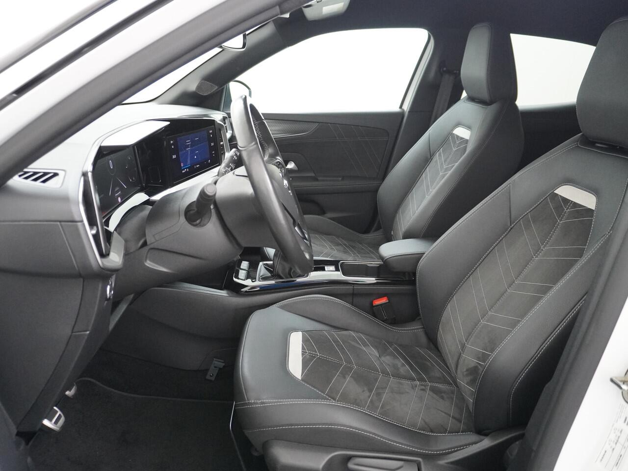 Opel MOKKA 1.2T 131PK Apple Carplay Android Auto Adaptieve Cruise Control Navi Ecc 360°Camera Stoelverwarming Ultimate Stuurverwarming Lmv 18" Bi-Tone Lak Regen-Lichtsensor Led-Matrix 100% Dealeronderhouden Origineel Nederlandse Auto 1e Eigenaar