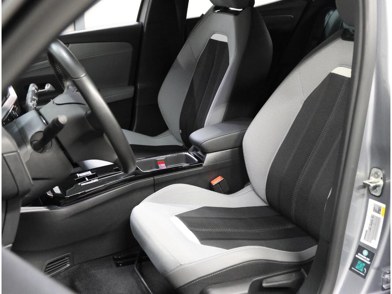 Opel MOKKA Mokka-e Elegance 50-kWh 136PK | AppleCarPlay/AndroidAuto | Cruise Control | Climate Control | Camera | Digitale Cockpit | Navigatie | FULL LED | TwoTone | Isofix | Armsteun |