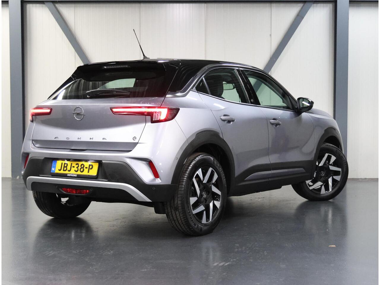 Opel MOKKA Mokka-e Elegance 50-kWh 136PK | AppleCarPlay/AndroidAuto | Cruise Control | Climate Control | Camera | Digitale Cockpit | Navigatie | FULL LED | TwoTone | Isofix | Armsteun |