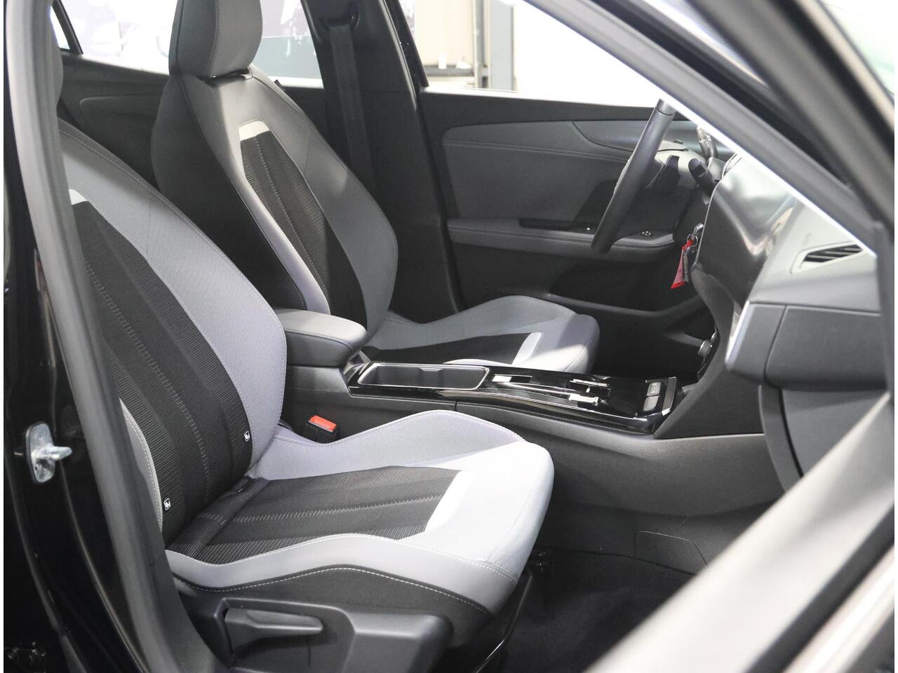 Opel MOKKA 1.2 130PK Turbo Level 3 | AppleCarplay/AndroidAuto | Achteruitrijcamera | Cruise Control | Armsteun | Climate Control | Navigatie | FULL LED | Isofix | Privacy Glass |