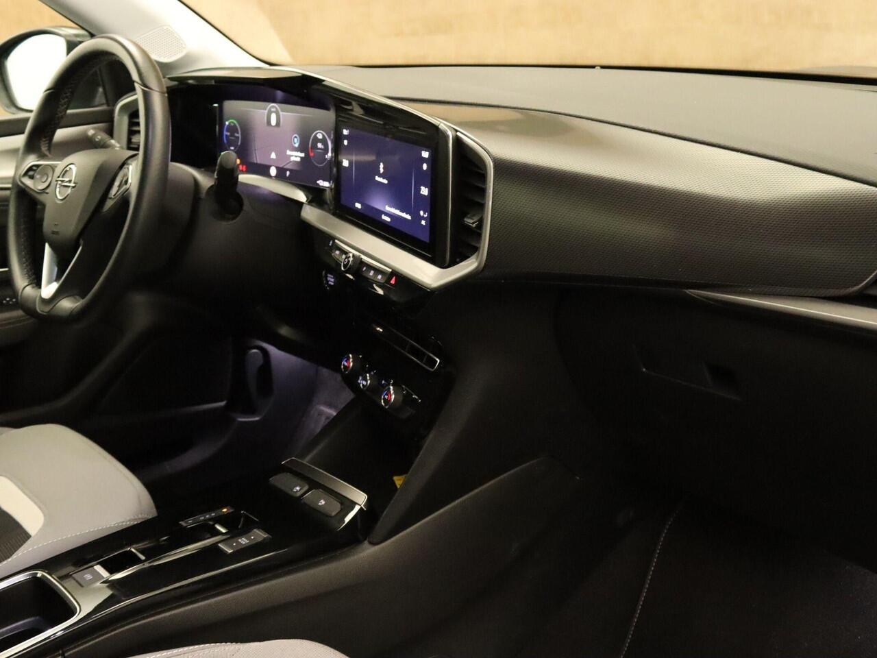 Opel MOKKA Mokka-e Level 3 50 kWh - SOH 99,8 % !!- NAVIGATIE - PARKEERSENSOREN VOOR/ ACHTER - TWO TONE LAK - 17 INCH LICHT METALEN VELGEN - DODEHOEK DETECTIE - KEYLESS ENTRY/ START - LICHT/ REGENSENSOR - CAMERA