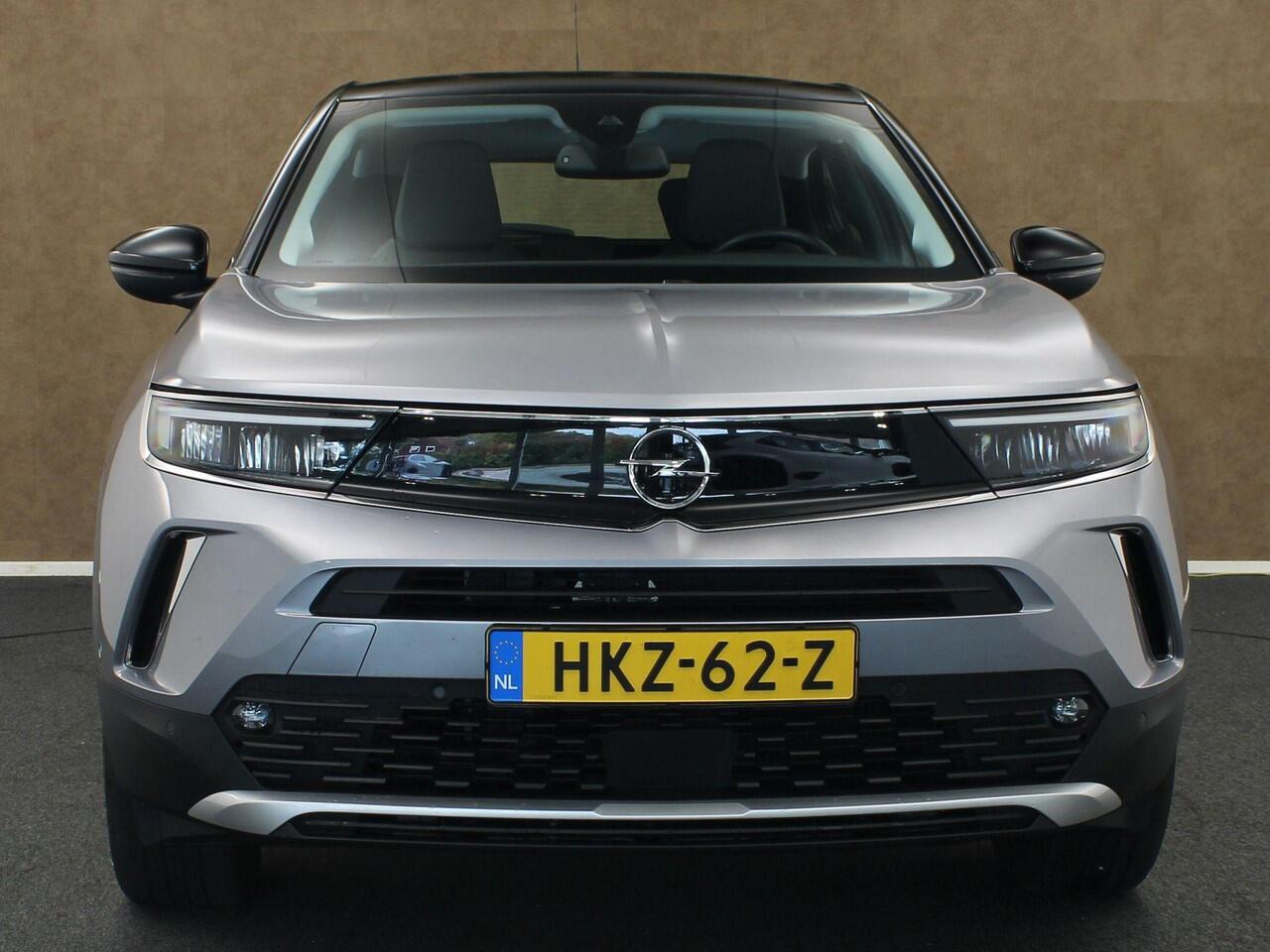Opel MOKKA Mokka-e Level 3 50 kWh - SOH 99,8 % !!- NAVIGATIE - PARKEERSENSOREN VOOR/ ACHTER - TWO TONE LAK - 17 INCH LICHT METALEN VELGEN - DODEHOEK DETECTIE - KEYLESS ENTRY/ START - LICHT/ REGENSENSOR - CAMERA