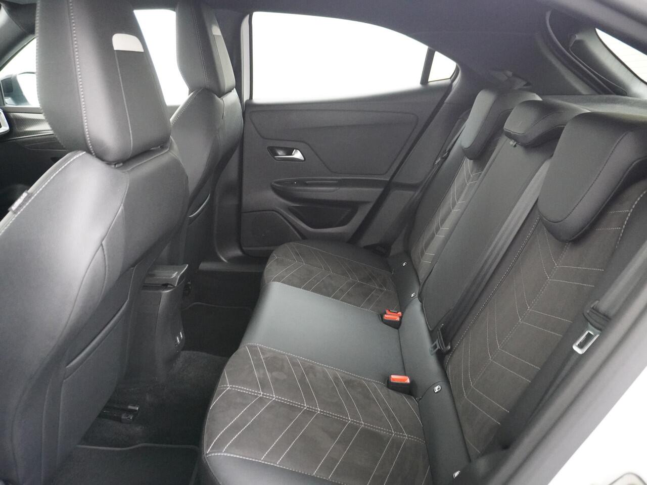 Opel MOKKA 1.2T 131PK Apple Carplay Android Auto Adaptieve Cruise Control Navi Ecc 360°Camera Stoelverwarming Ultimate Stuurverwarming Lmv 18" Bi-Tone Lak Regen-Lichtsensor Led-Matrix 100% Dealeronderhouden Origineel Nederlandse Auto 1e Eigenaar