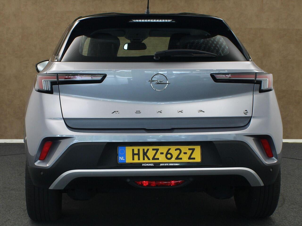 Opel MOKKA Mokka-e Level 3 50 kWh - SOH 99,8 % !!- NAVIGATIE - PARKEERSENSOREN VOOR/ ACHTER - TWO TONE LAK - 17 INCH LICHT METALEN VELGEN - DODEHOEK DETECTIE - KEYLESS ENTRY/ START - LICHT/ REGENSENSOR - CAMERA