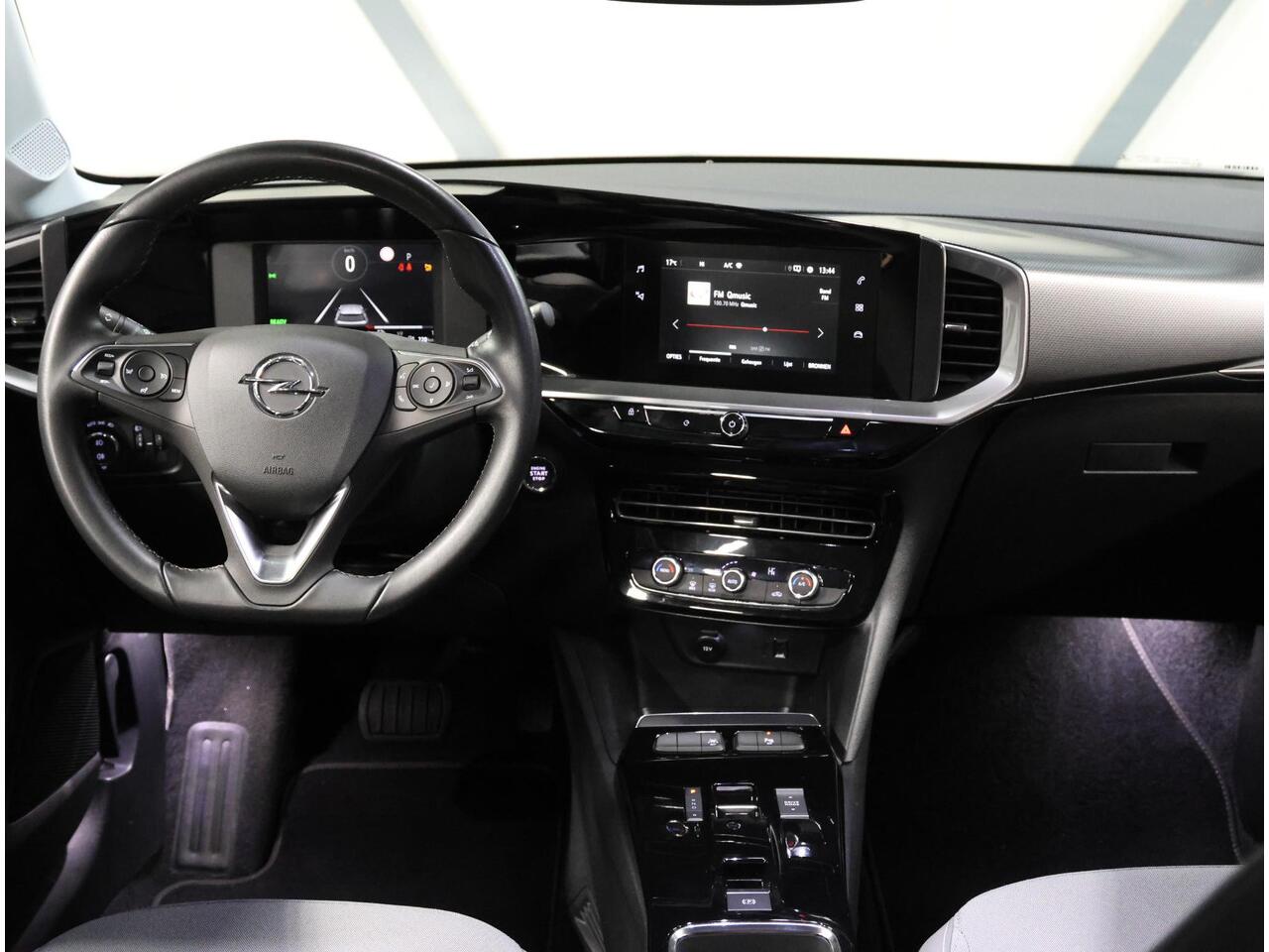 Opel MOKKA Mokka-e Elegance 50-kWh 136PK | AppleCarPlay/AndroidAuto | Cruise Control | Climate Control | Camera | Digitale Cockpit | Navigatie | FULL LED | TwoTone | Isofix | Armsteun |