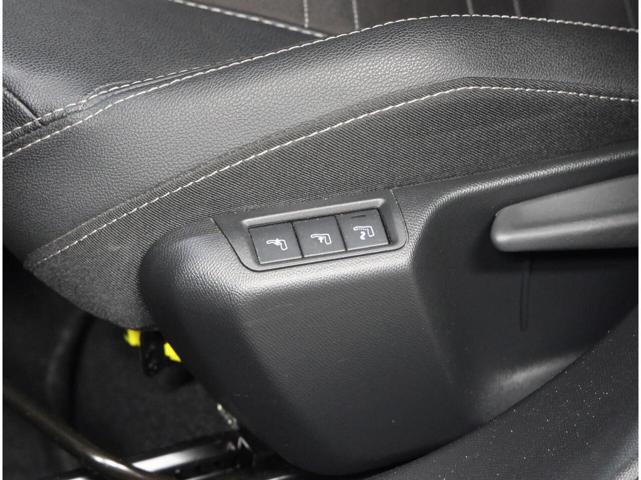 Opel MOKKA 1.2 Turbo Ultimate 130PK Automaat | 1ste eigenaar | Navigatie | Climate Control | Adaptieve Cruise Control | Achteruitrijcamera | Massage stoelen voor | Alcantara Bekleding | Keyless Entry/Start | Dodehoek Detectie | LED koplampen | Lichtmetalen Velgen 18