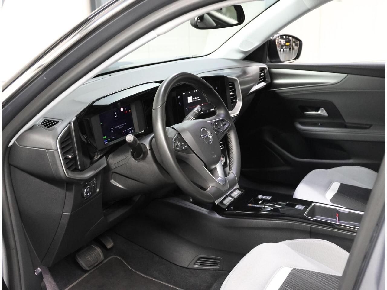 Opel MOKKA Mokka-e Elegance 50-kWh 136PK | AppleCarPlay/AndroidAuto | Cruise Control | Climate Control | Camera | Digitale Cockpit | Navigatie | FULL LED | TwoTone | Isofix | Armsteun |