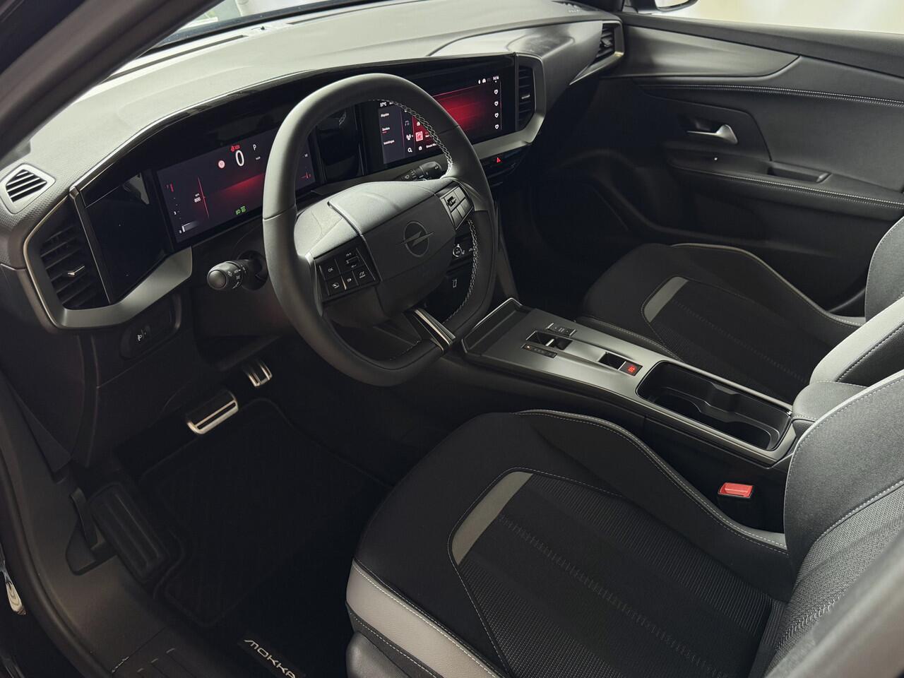 Opel MOKKA 1.2 TURBO 130PK GS LINE / BLACK PACK 360.CAM 06/2025 CAPRLAY STOEL/STUUR VERW CAMERA ?Top Auto's Wijchen , 30 Jaar Specialist in Opel : Alle Type's : Ultimate / GS / Edition / Business , Zowel PHEV / HEV / MHEV / TURBO / HYBRID / Benzine ?