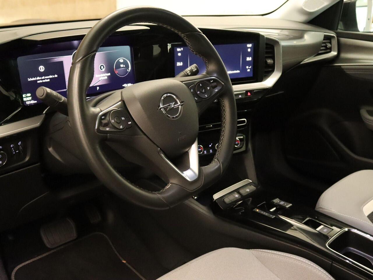 Opel MOKKA Mokka-e Level 3 50 kWh - SOH 99,8 % !!- NAVIGATIE - PARKEERSENSOREN VOOR/ ACHTER - TWO TONE LAK - 17 INCH LICHT METALEN VELGEN - DODEHOEK DETECTIE - KEYLESS ENTRY/ START - LICHT/ REGENSENSOR - CAMERA