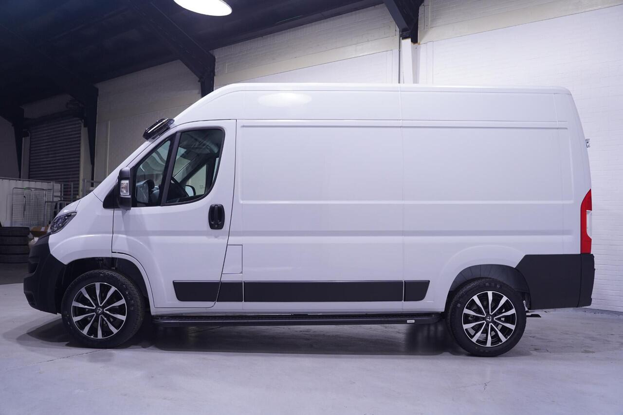 Opel MOVANO 2.2D 140 pk L2H2 Black&White Edition Navi Camera, 18" LMV, Treeplanken, Airco ECC, Nieuw, 3-Zits