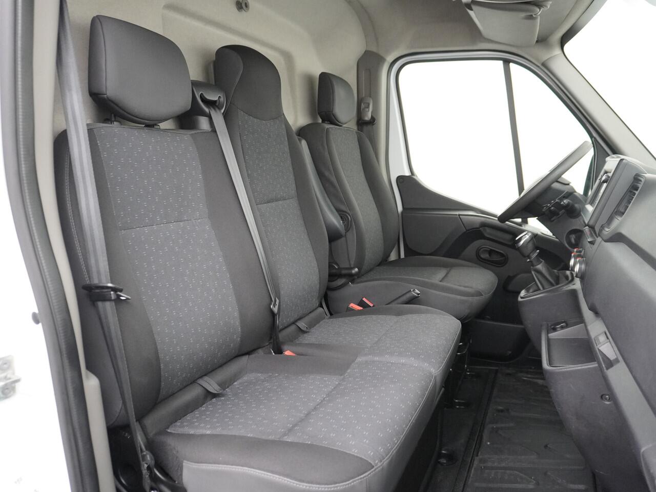 Opel MOVANO 2.3CDTI L2H2Navi Trekhaak 3-Pers. Airco Pdc Cruise-C. Bluetooth Kasten-inrichting Regen-Lichtsensor Schuifdeur Betonplex Vloer Wandbetimmering Euro 6 1e Eigenaar 2.500kg Trekgewicht