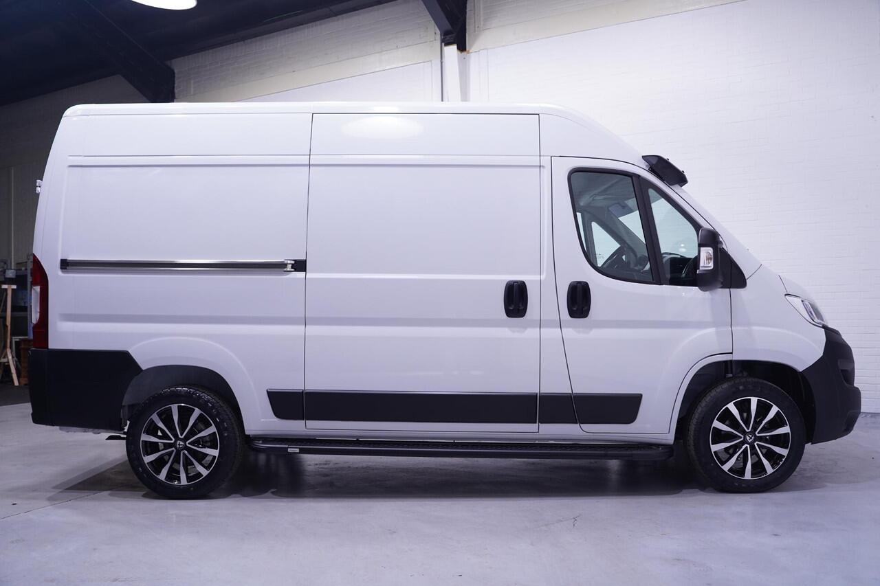 Opel MOVANO 2.2D 140 pk L2H2 Black&White Edition Navi Camera, 18" LMV, Treeplanken, Airco ECC, Nieuw, 3-Zits