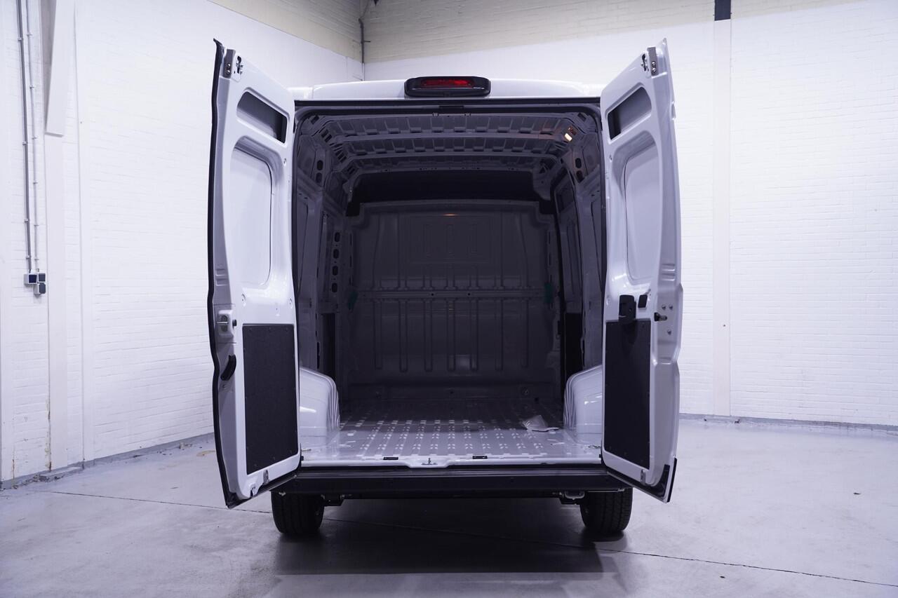 Opel MOVANO 2.2D 140 pk L2H2 White&Black Edition Navi 18" LMV, Bullbar + Sidebars Zwart, Camera, Apple Carplay, 3-Zits, Nieuw