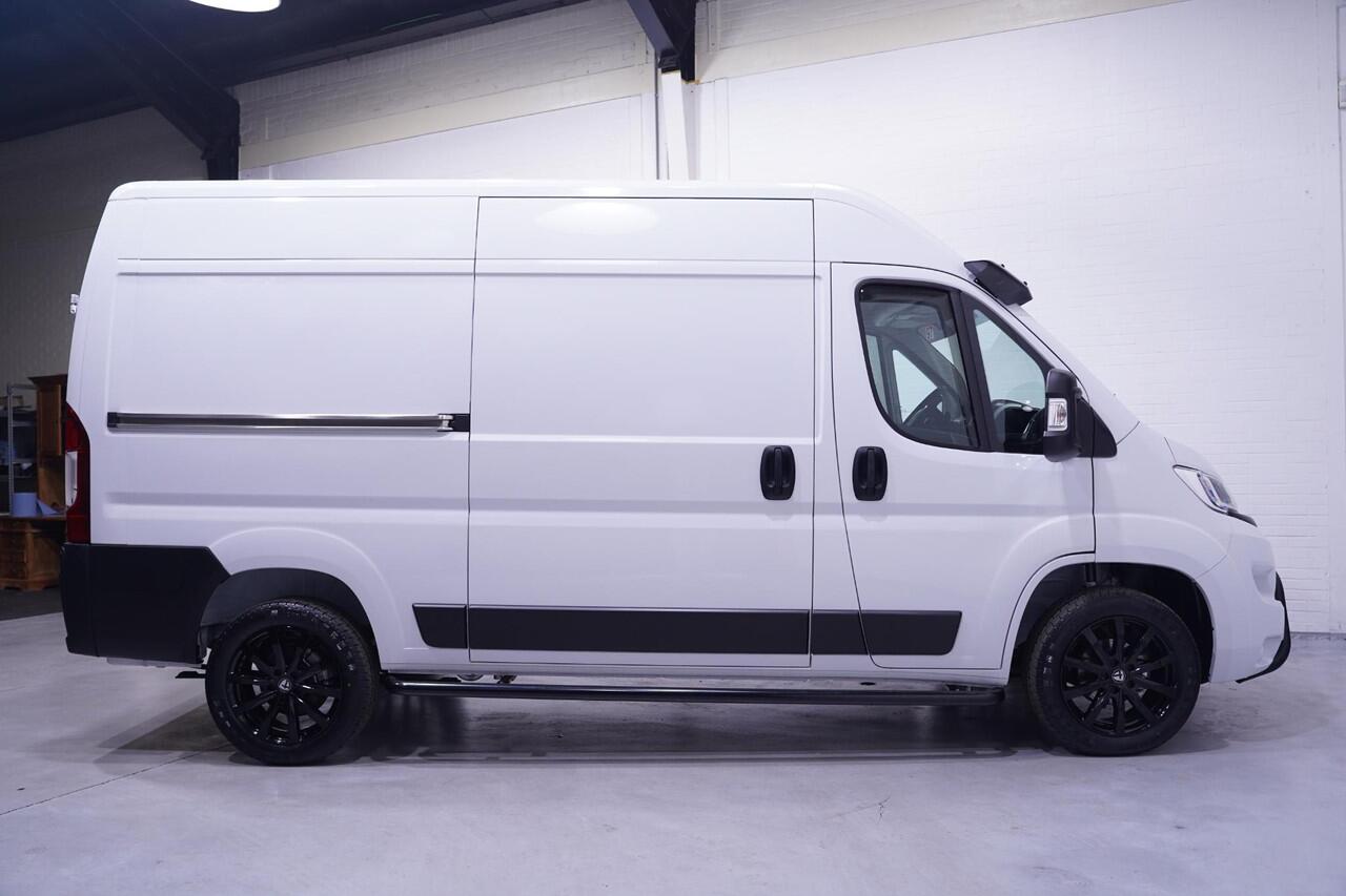 Opel MOVANO 2.2D 140 pk L2H2 White&Black Edition Navi 18" LMV, Bullbar + Sidebars Zwart, Camera, Apple Carplay, 3-Zits, Nieuw