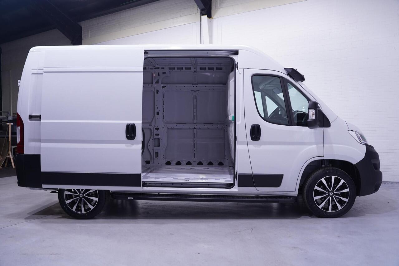Opel MOVANO 2.2D 140 pk L2H2 Black&White Edition Navi Camera, 18" LMV, Treeplanken, Airco ECC, Nieuw, 3-Zits