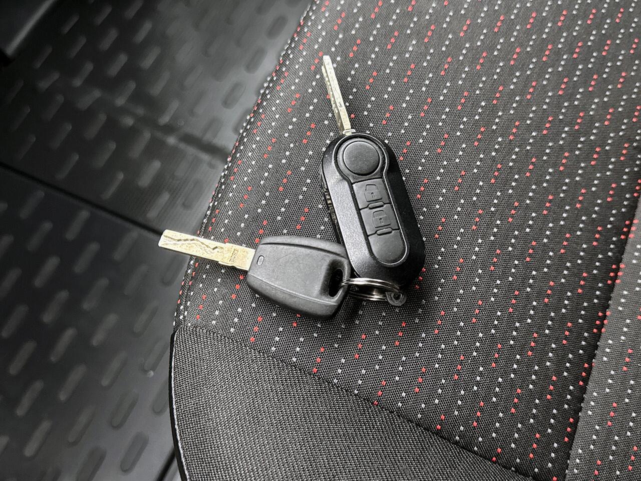 Opel MOVANO 2.2D 140pk Bakwagen Dhollandia laadklep Cruise control Airco Achteruitrijcamera