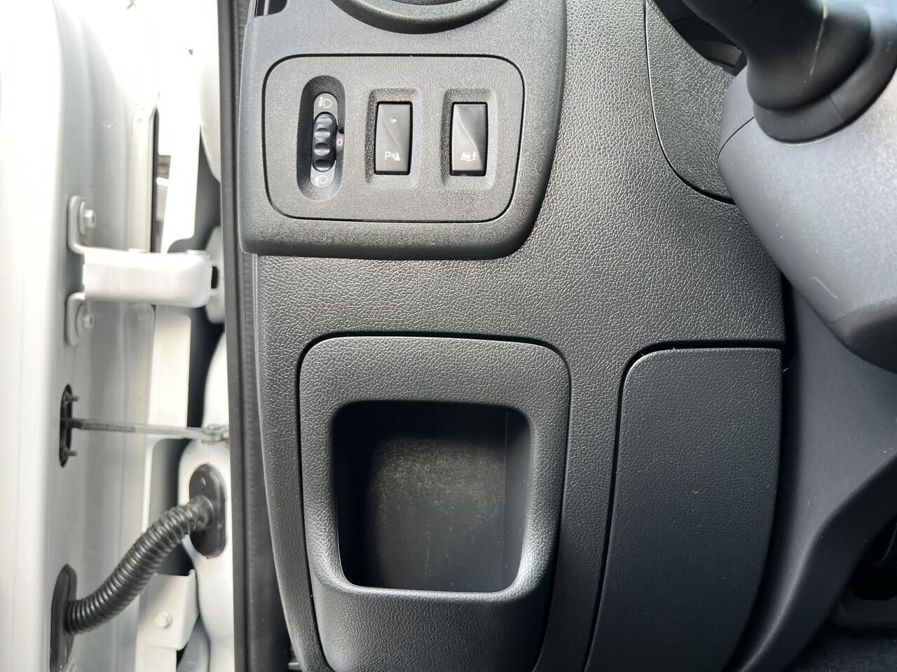 Opel MOVANO 2.3 CDTI BiTurbo L2H2 Kastinrichting Airco Cruise controle Trekhaak 2500kg trekgewicht Imperiaal Euro 6 3-Persoons Bpm vrij voor particulier gebruik!!