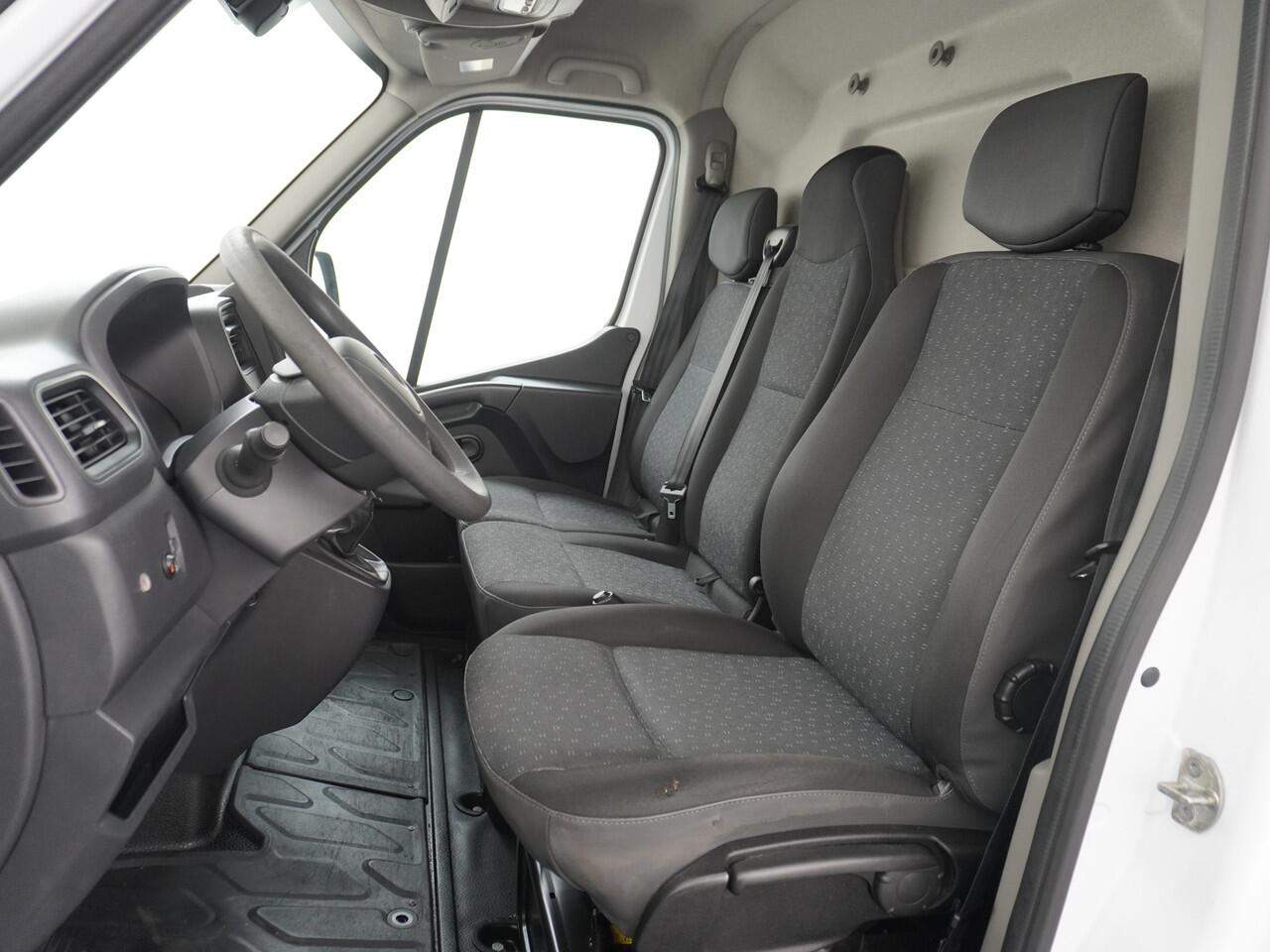 Opel MOVANO 2.3CDTI L2H2Navi Trekhaak 3-Pers. Airco Pdc Cruise-C. Bluetooth Kasten-inrichting Regen-Lichtsensor Schuifdeur Betonplex Vloer Wandbetimmering Euro 6 1e Eigenaar 2.500kg Trekgewicht