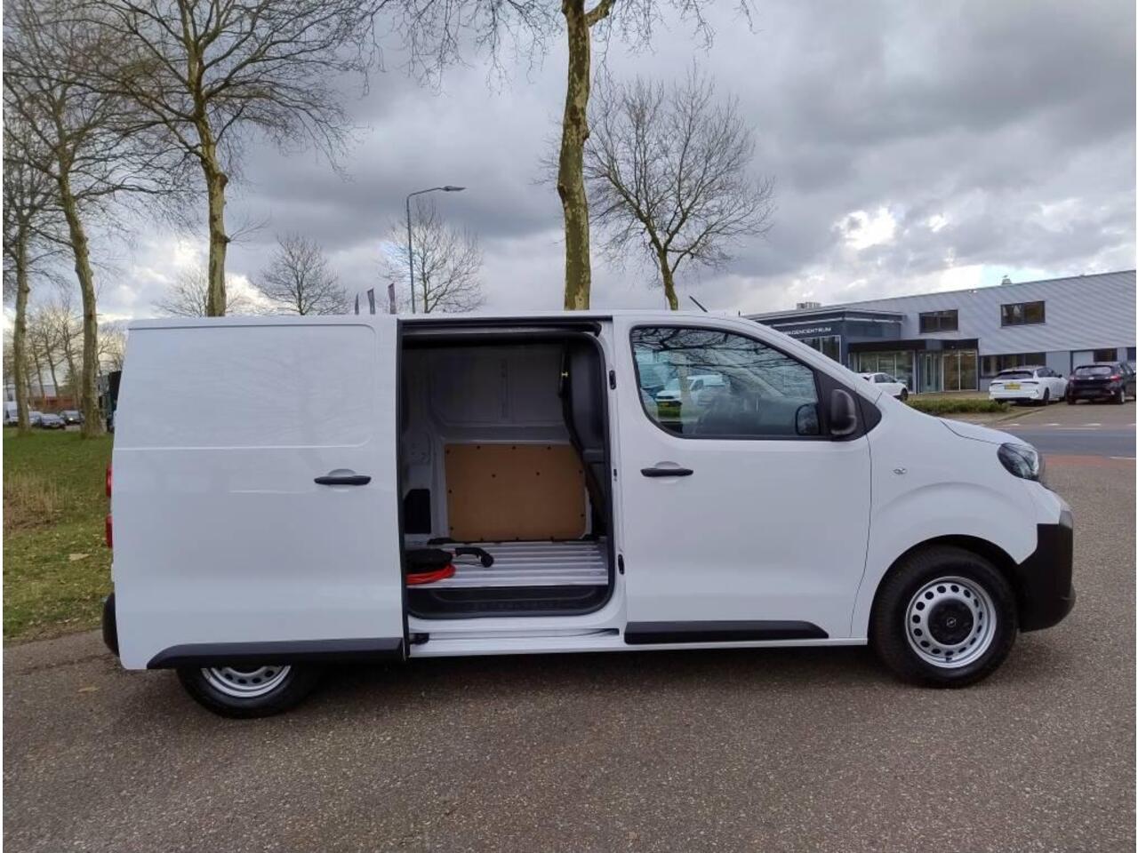 Opel VIVARO Electric L2 75 kWh 136pk | ACTIE! | 8 jaar garantie | 0% financial lease | Multimedia | Apple Carplay | Android Auto | Achteruitrijcamera | Parkeersensoren voor en achter | Digitale cockpit | Stuurwielbediening | Tussenwand comfort met raam | Bestuurderss