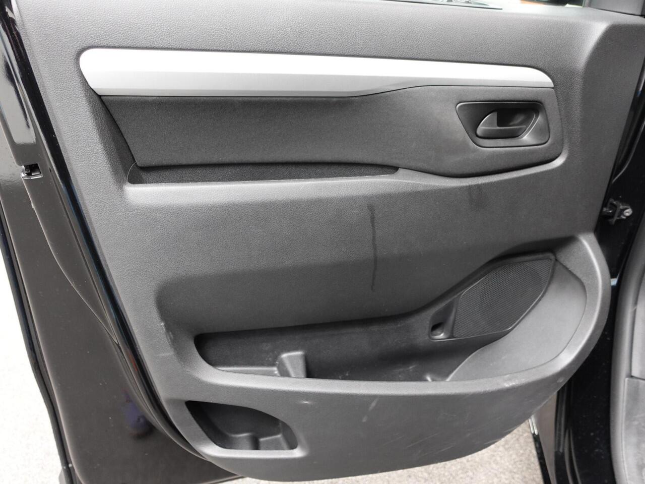 Opel VIVARO 145pk Automaat L3H1 Dubbele cabine 6-zits Navigatie Camera Trekhaak Apple carplay Parkeersensoren Cruise control