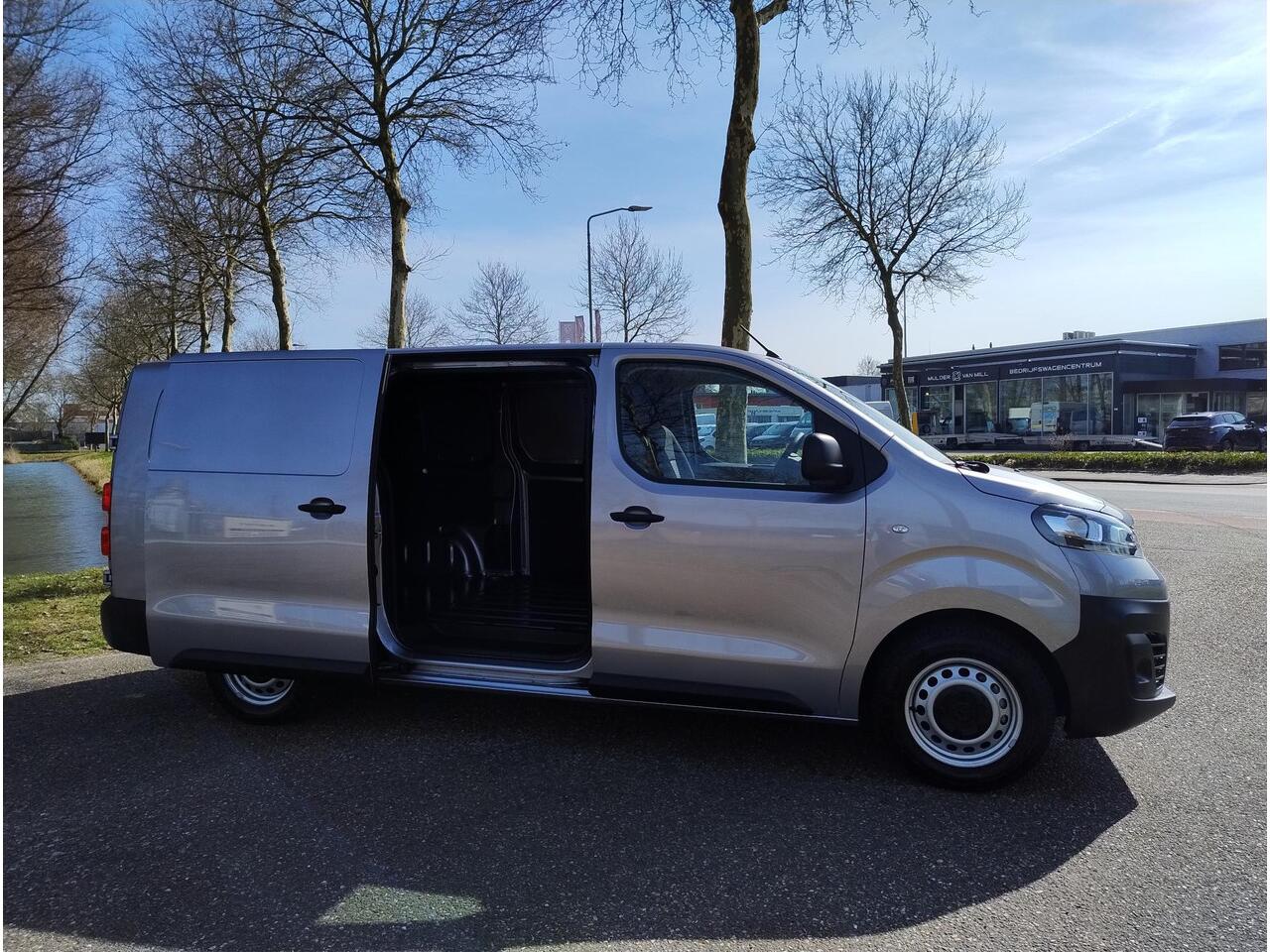 Opel VIVARO Vivaro-e L3 75 kWh 136pk AUTOMAAT | NAVI | Multimedia | Apple Carplay | Android Auto | DAB+ radio | Parkeersensoren achter | Bestuurdersstoel comfort | Bank voorpassagiers met opbergruimte| ECall pakket met geprogrammeerd voorverwarmen | Laadkabel | Airco