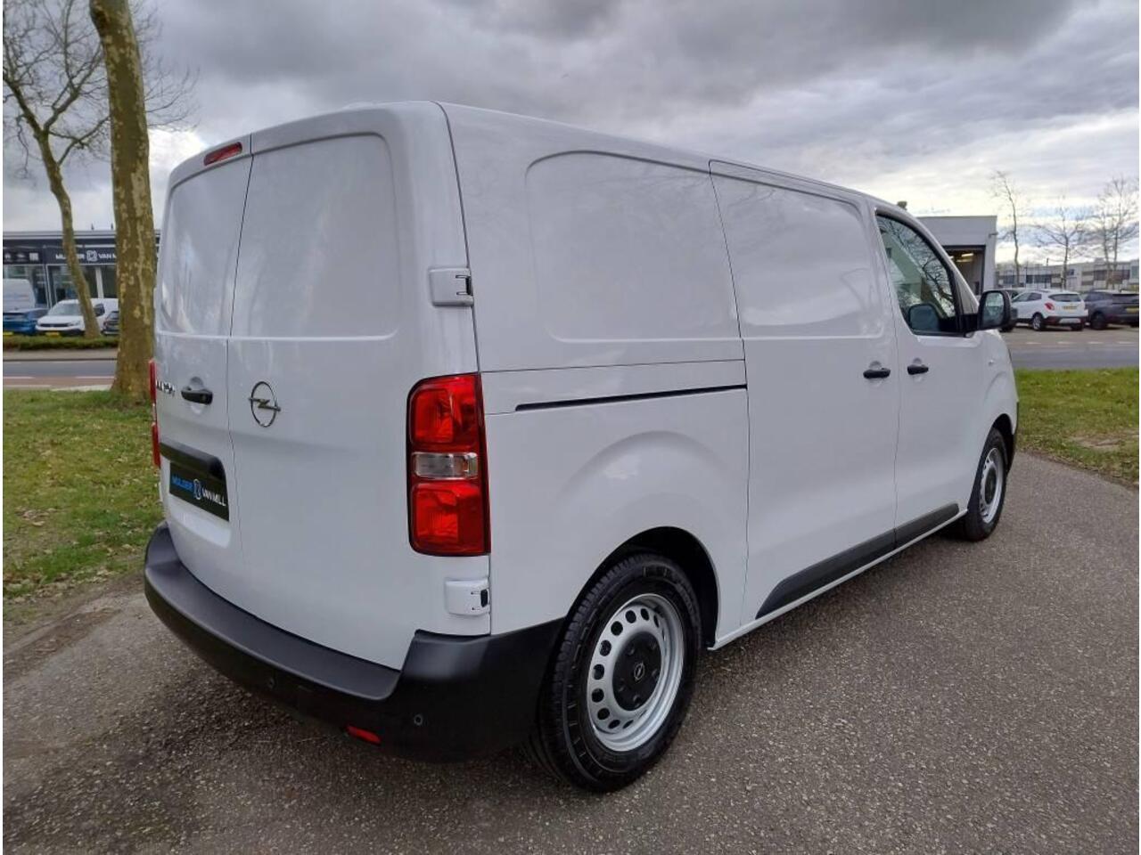 Opel VIVARO Electric L2 75 kWh 136pk | NAVI | Multimedia | Apple Carplay | Android Auto | Achteruitrijcamera | Parkeersensoren achter | Digitale cockpit | Stuurwielbediening | Tussenwand comfort met raam | Bestuurdersstoel comfort | Armsteun | Bank voorpassagiers | e