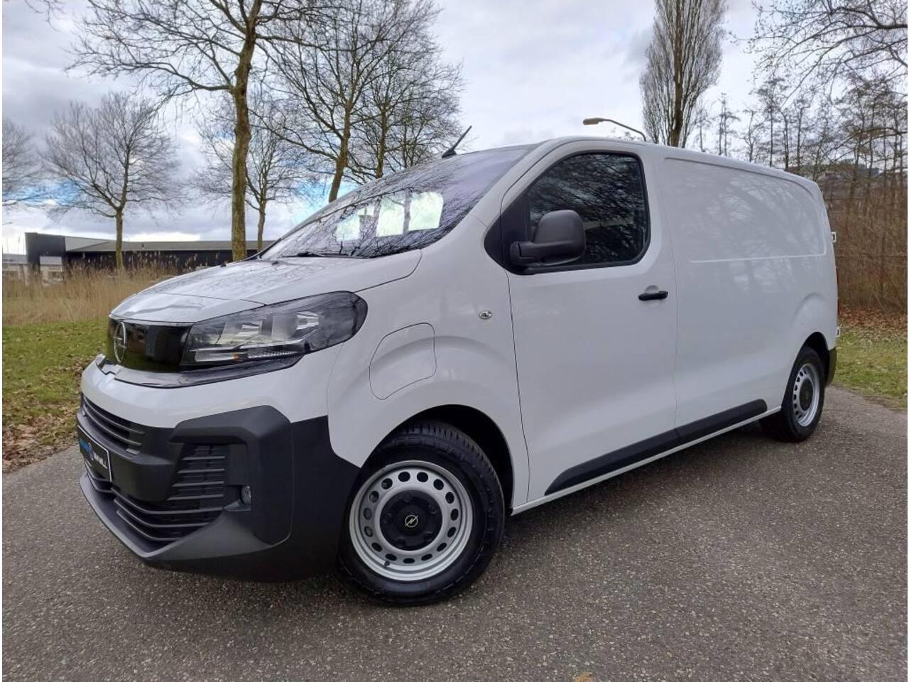 Opel VIVARO Electric L2 75 kWh 136pk | NAVI | Multimedia | Apple Carplay | Android Auto | Achteruitrijcamera | Parkeersensoren achter | Digitale cockpit | Stuurwielbediening | Tussenwand comfort met raam | Bestuurdersstoel comfort | Armsteun | Bank voorpassagiers | e