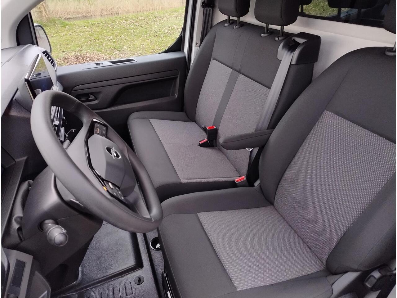 Opel VIVARO Electric L2 75 kWh 136pk | ACTIE! | 8 jaar garantie | 0% financial lease | Multimedia | Apple Carplay | Android Auto | Achteruitrijcamera | Parkeersensoren voor en achter | Digital cockpit | Stuurwielbediening | Scheidingswand comfort | Bestuurdersstoel c