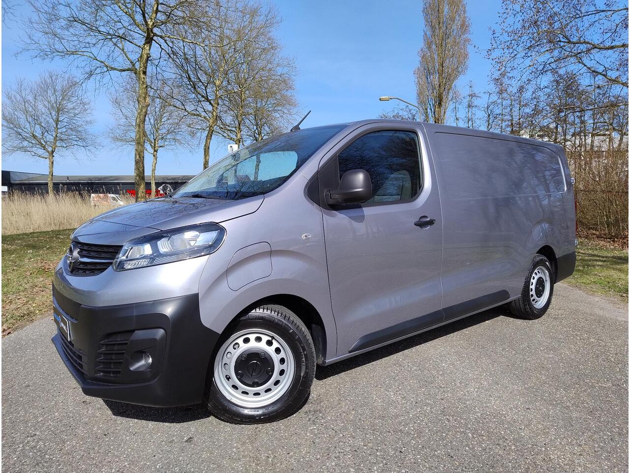 Opel VIVARO Vivaro-e L3 75 kWh 136pk AUTOMAAT | NAVI | Multimedia | Apple Carplay | Android Auto | DAB+ radio | Parkeersensoren achter | Bestuurdersstoel comfort | Bank voorpassagiers met opbergruimte| ECall pakket met geprogrammeerd voorverwarmen | Laadkabel | Airco