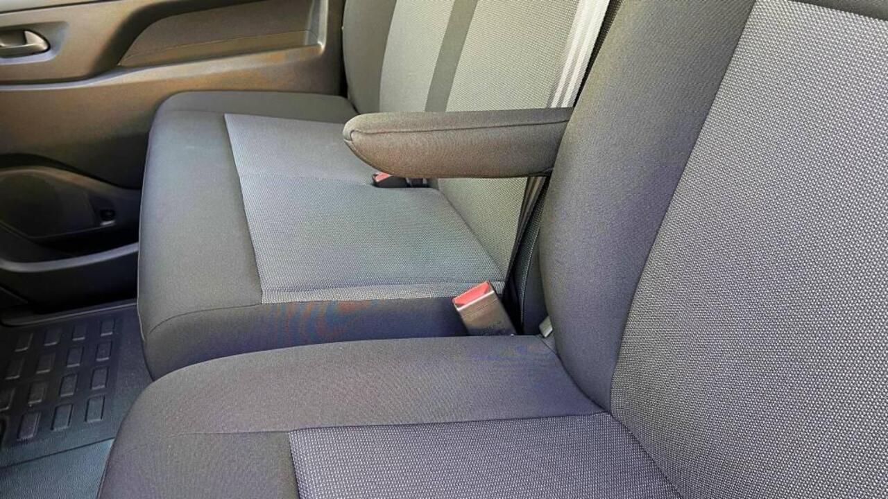 Opel VIVARO Electric L3 75 kWh 136pk | 8 jaar garantie | 0% financial lease | Multimedia | Apple Carplay | Android Auto | Achteruitrijcamera | Parkeersensoren voor en achter | Digitale cockpit | Stuurwielbediening | Tussenwand comfort met raam | Bestuurdersstoel comf